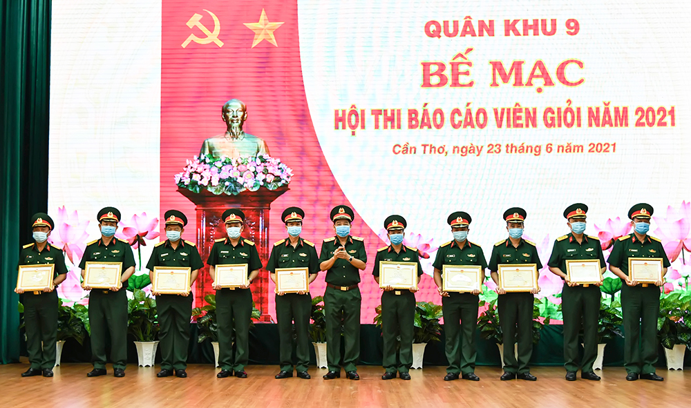 Đại tá Nguyễn Thúc Linh, Phó Chính ủy Bộ Chỉ huy Quân sự tỉnh An Giang đoạt giải ba đối tượng cấp trên cơ sở tại Hội thi Báo cáo viên giỏi cấp quân khu