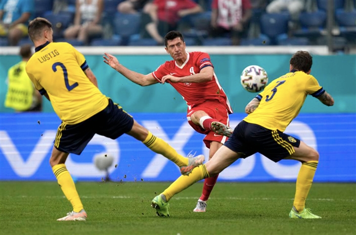 Lewandowski lập cú đúp, Ba Lan vẫn ngậm ngùi rời giải
