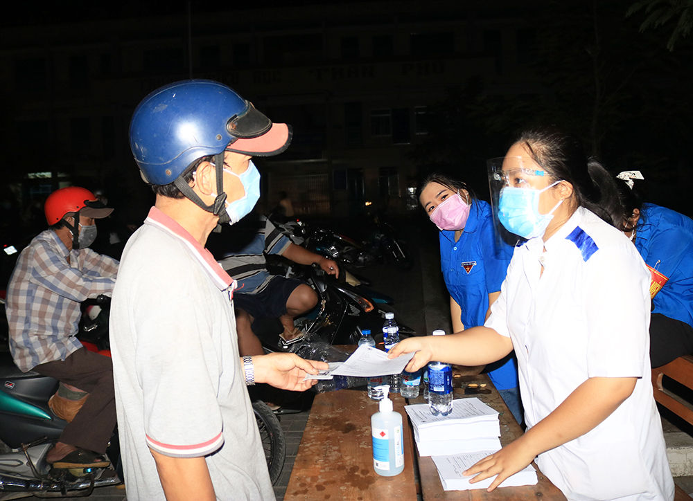 Xuyên đêm cùng những thanh niên tình nguyện phòng, chống dịch