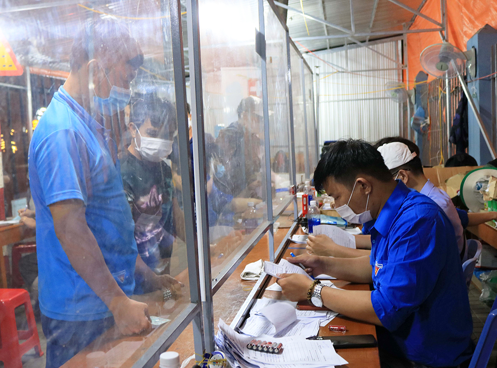 Xuyên đêm cùng những thanh niên tình nguyện phòng, chống dịch