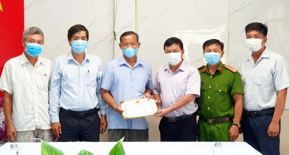 Tịnh Biên: khen thưởng đột xuất cá nhân, tổ chức thực hiện tốt công tác phòng, chống dịch COVID-19