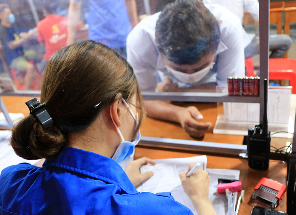 Xuyên đêm cùng những thanh niên tình nguyện phòng, chống dịch