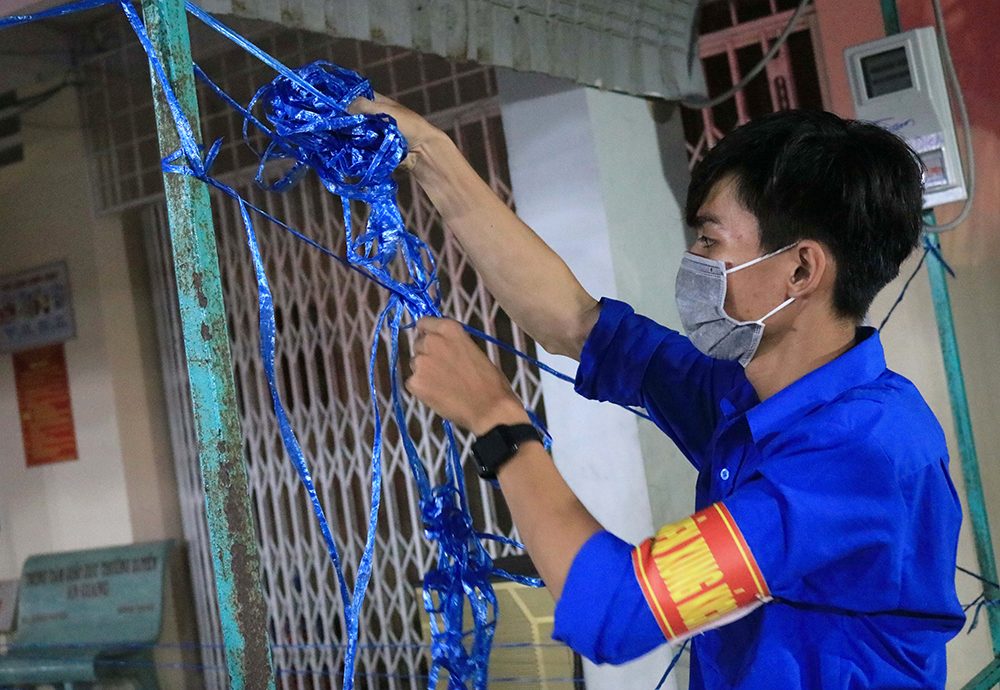 Xuyên đêm cùng những thanh niên tình nguyện phòng, chống dịch