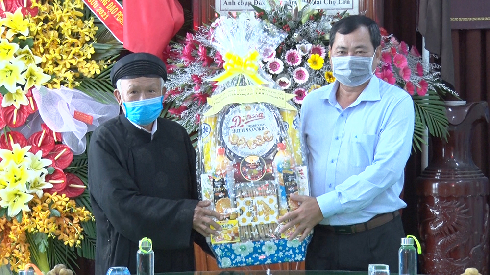 Bí thư Huyện ủy Phú Tân Huỳnh Thành Danh thăm, chúc mừng đại lễ 18-5