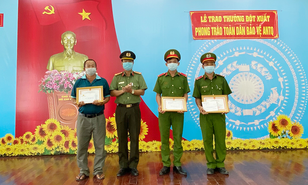 Giám đốc Công an tỉnh An Giang khen thưởng đột xuất 3 cá nhân truy bắt trộm
