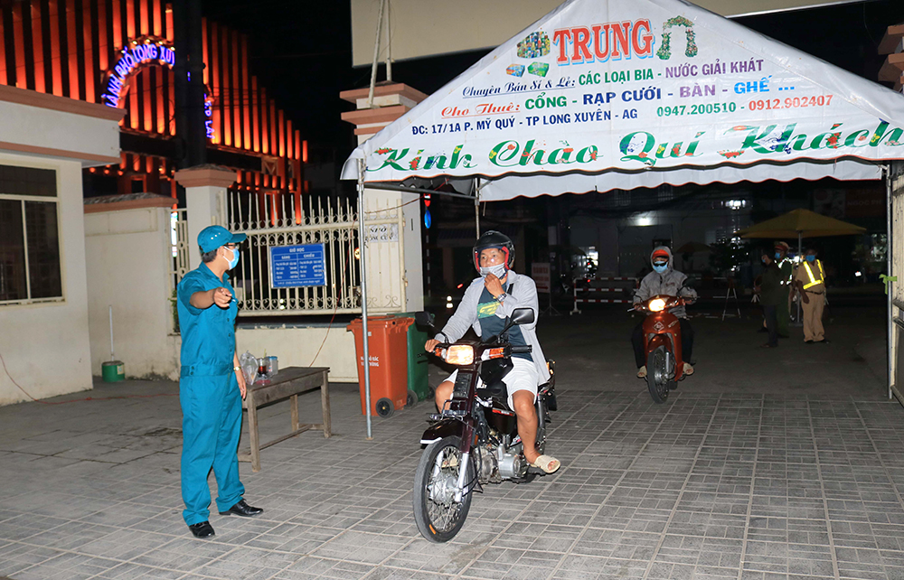 Kiểm soát phương tiện xe môtô tại cửa ngõ vào An Giang