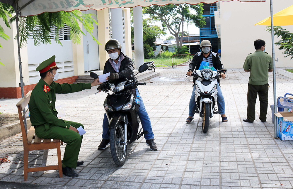Kiểm soát phương tiện xe môtô tại cửa ngõ vào An Giang