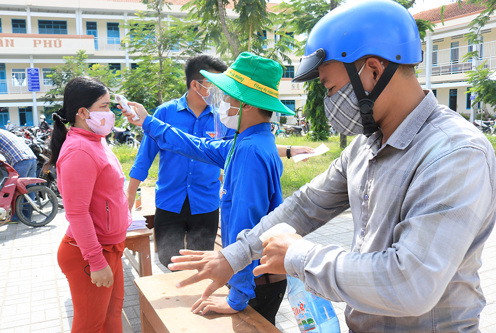 Kiểm soát phương tiện xe môtô tại cửa ngõ vào An Giang