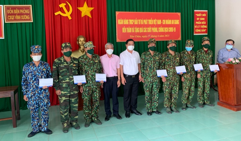 Thăm, động viên cán bộ, chiến sĩ phòng, chống dịch bệnh COVID-19 trên tuyến biên giới TX. Tân Châu