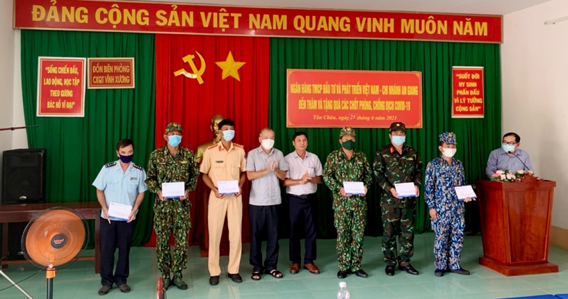 Thăm, động viên cán bộ, chiến sĩ phòng, chống dịch bệnh COVID-19 trên tuyến biên giới TX. Tân Châu