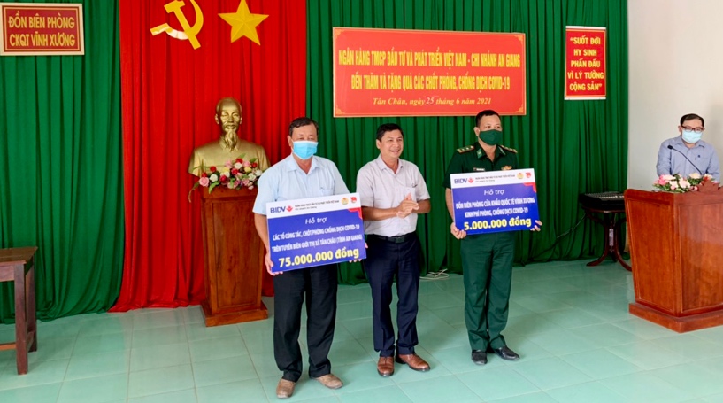 Thăm, động viên cán bộ, chiến sĩ phòng, chống dịch bệnh COVID-19 trên tuyến biên giới TX. Tân Châu
