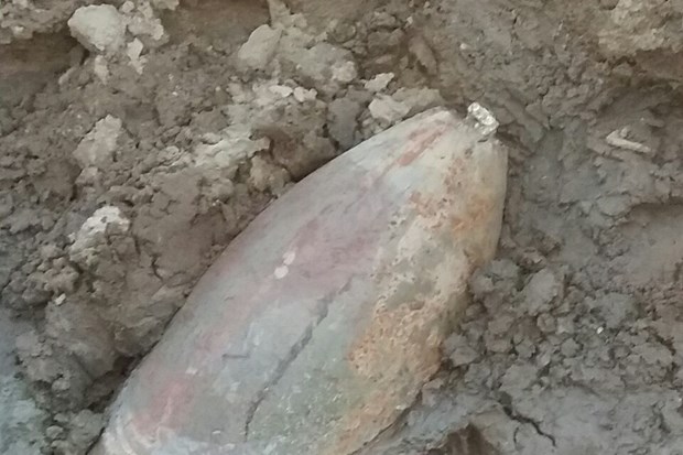 Cần Thơ: Người dân phát hiện quả bom nặng 500kg khi đang bơm cát
