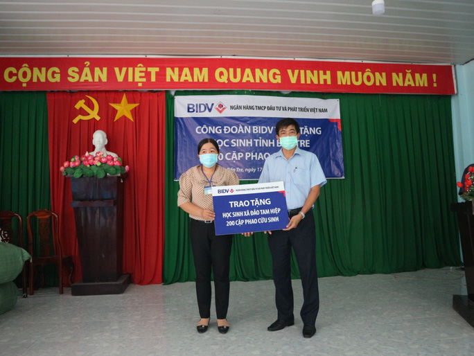 Bến Tre: Tặng 750 phao cứu sinh cho học sinh nghèo vượt khó