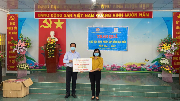 Bến Tre: Tặng 750 phao cứu sinh cho học sinh nghèo vượt khó