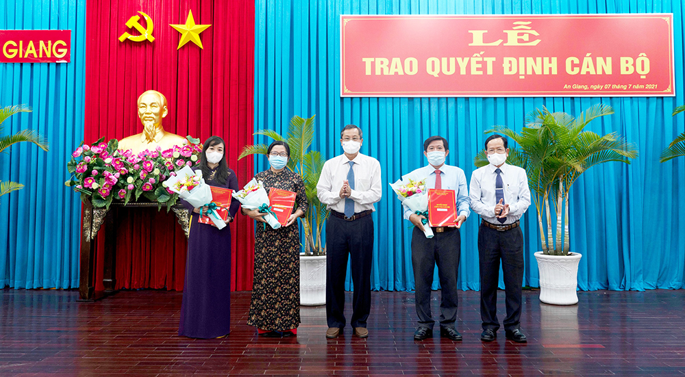 Trao quyết định cán bộ thuộc diện Ban Thường vụ Tỉnh ủy An Giang quản lý