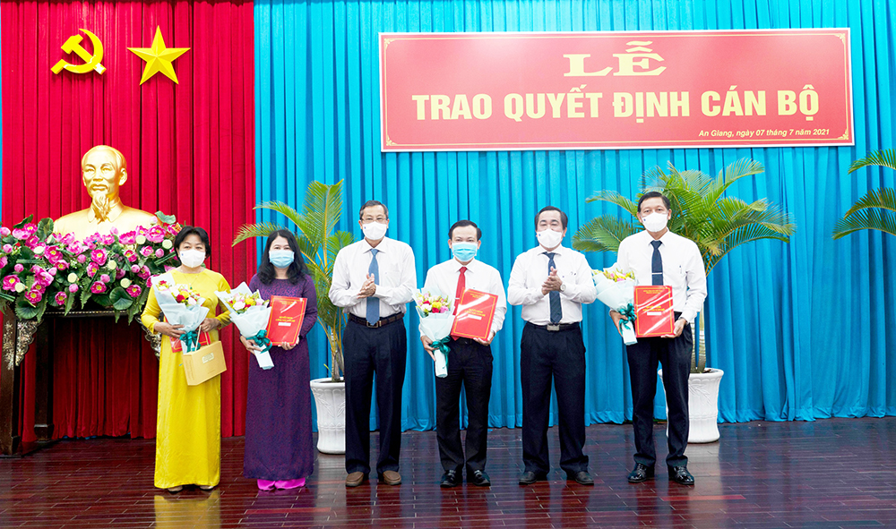 Trao quyết định cán bộ thuộc diện Ban Thường vụ Tỉnh ủy An Giang quản lý