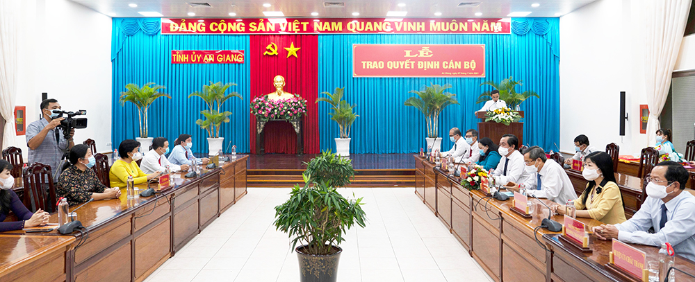 Trao quyết định cán bộ thuộc diện Ban Thường vụ Tỉnh ủy An Giang quản lý