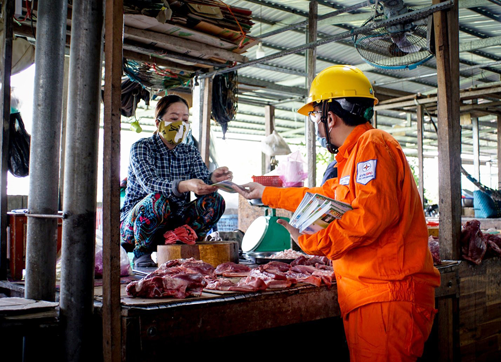 Điện lực Châu Đốc tuyên truyền an toàn điện gắn liền đảm bảo phòng chống dịch bệnh