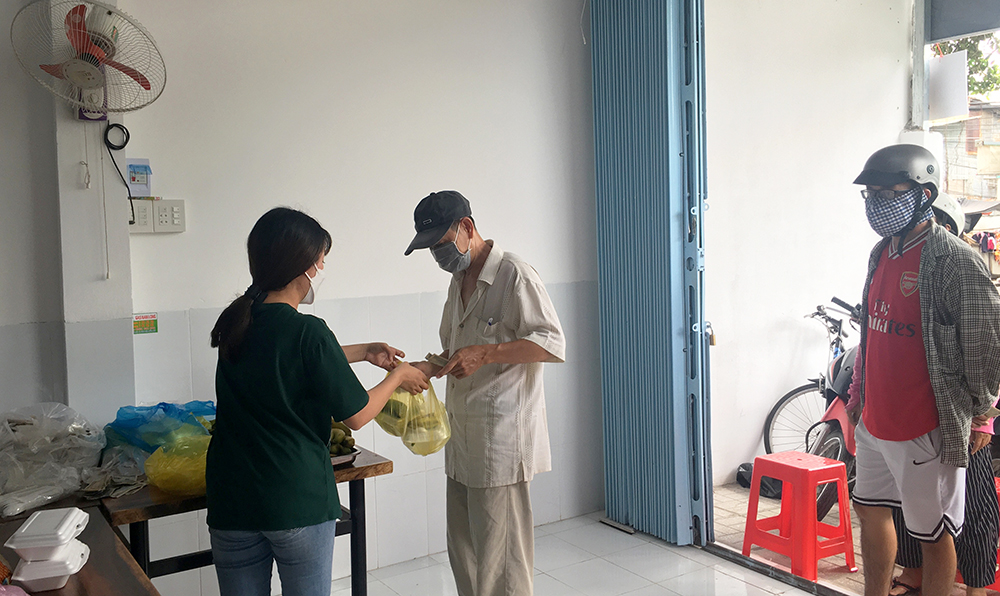 Thêm quán cơm 2.000 đồng cho người nghèo giữa đại dịch ở TP. Long Xuyên