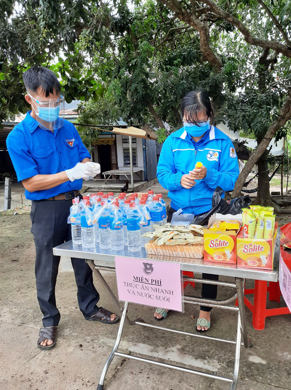 Tuổi trẻ Tịnh Biên tặng nước uống, bánh ngọt cho tài xế