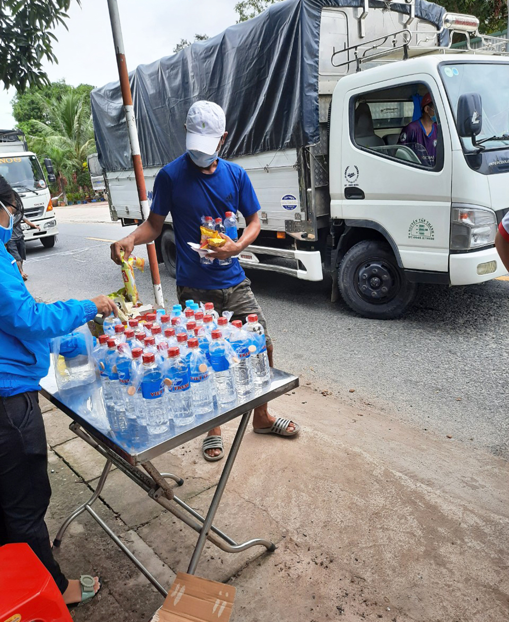 Tuổi trẻ Tịnh Biên tặng nước uống, bánh ngọt cho tài xế