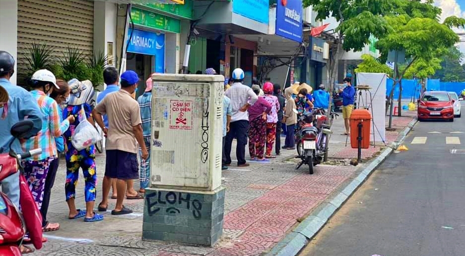 Bữa cơm từ thiện trước ngày Sài Gòn giãn cách