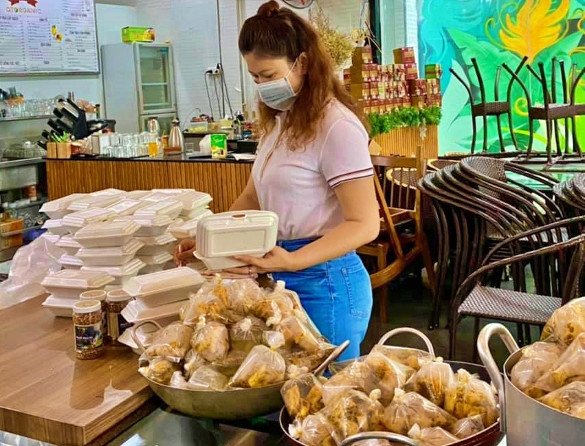 Bữa cơm từ thiện trước ngày Sài Gòn giãn cách