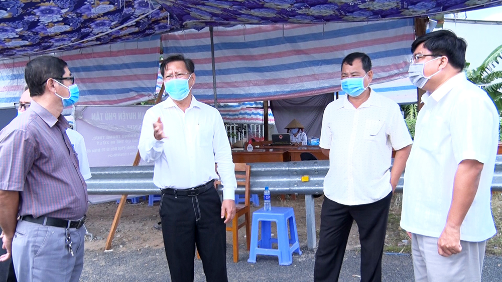 Phó Chủ tịch UBND tỉnh An Giang Trần Anh Thư kiểm tra các chốt kiểm soát phòng, chống dịch COVID-19 ở huyện Phú Tân