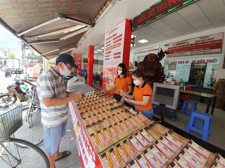 TP.HCM tạm dừng bán vé số và dịch vụ ăn uống mang về từ 0h ngày 9-7