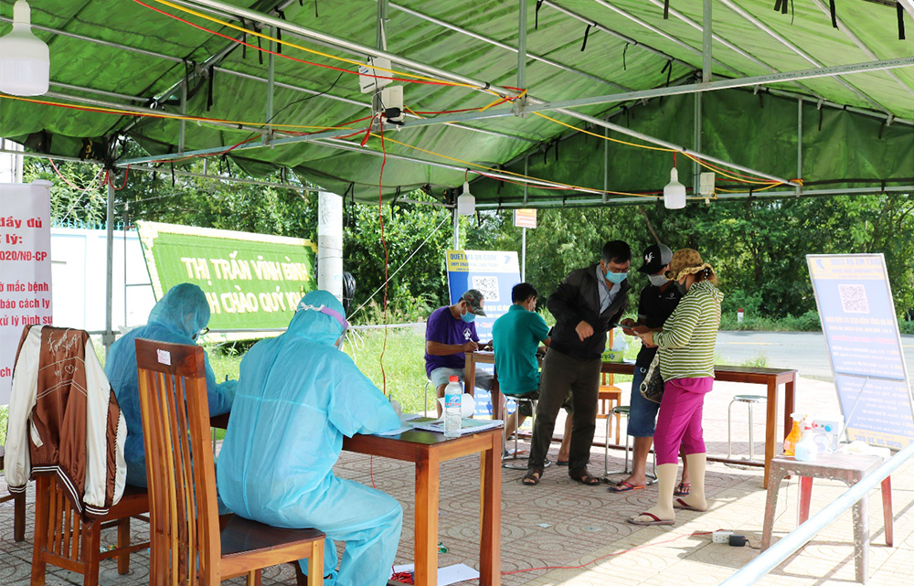 Phó Chủ tịch UBND tỉnh An Giang Trần Anh Thư thăm, kiểm tra các chốt kiểm soát dịch bệnh COVID-19 trên địa bàn huyện Châu Thành