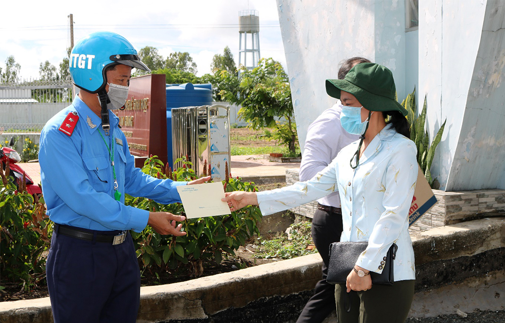 Phó Chủ tịch UBND tỉnh An Giang Trần Anh Thư thăm, kiểm tra các chốt kiểm soát dịch bệnh COVID-19 trên địa bàn huyện Châu Thành