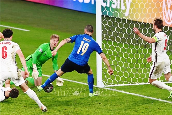 Hạ tuyển Anh ở Wembley, Italy đưa cúp vô địch EURO về thành Roma