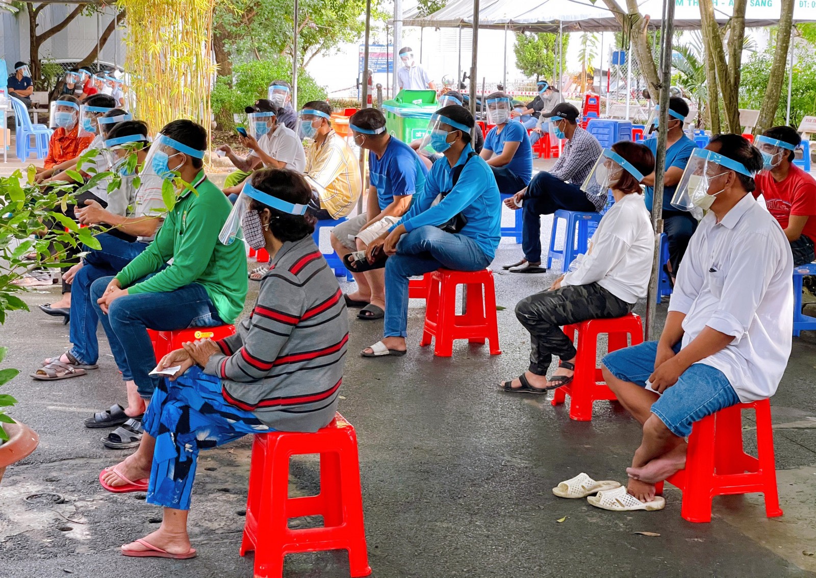 Bệnh viện Đa khoa Trung tâm An Giang thực hiện xét nghiệm SARS-CoV-2 cho người dân