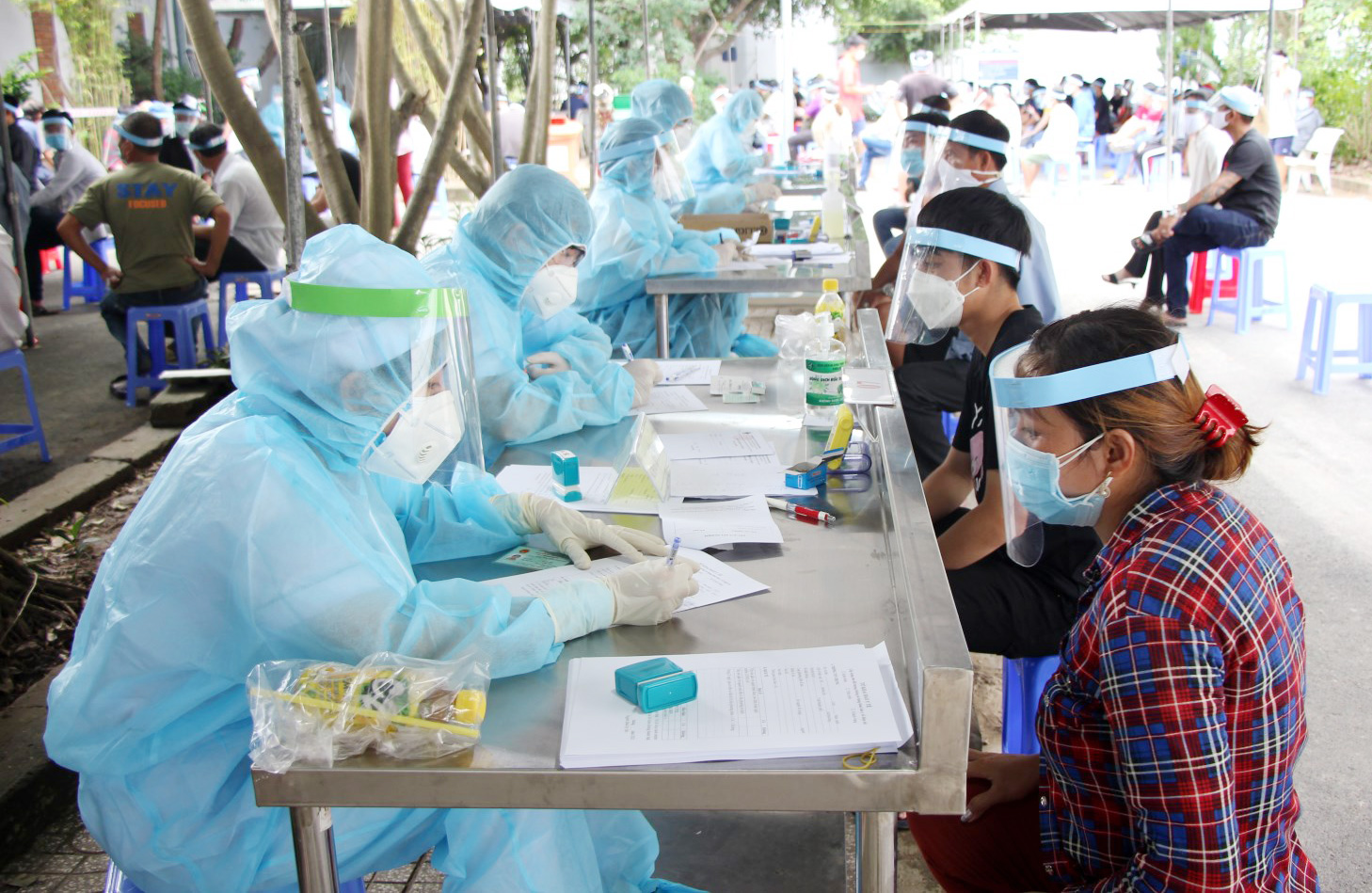 Bệnh viện Đa khoa Trung tâm An Giang thực hiện xét nghiệm SARS-CoV-2 cho người dân
