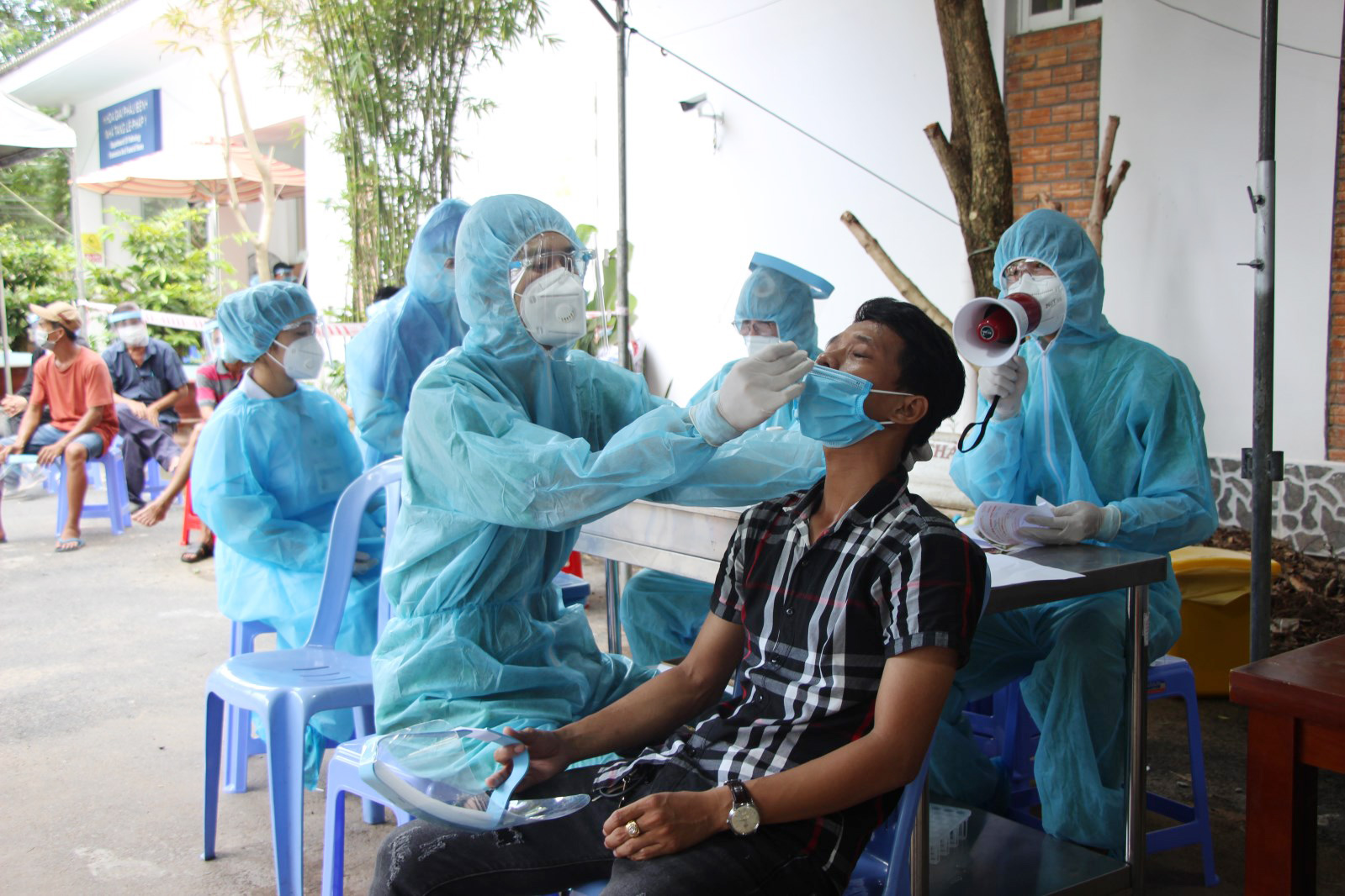 Bệnh viện Đa khoa Trung tâm An Giang thực hiện xét nghiệm SARS-CoV-2 cho người dân