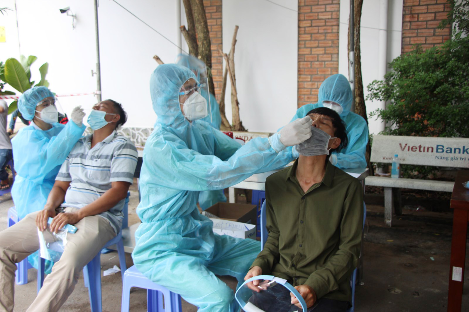 Bệnh viện Đa khoa Trung tâm An Giang thực hiện xét nghiệm SARS-CoV-2 cho người dân