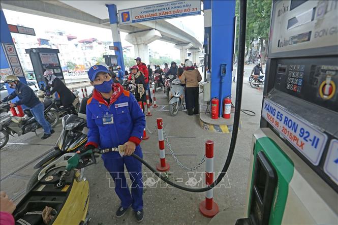 Xăng tăng gần 900 đồng/lít
