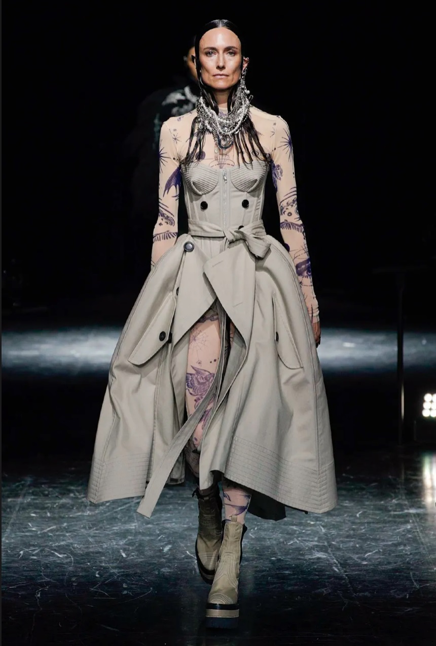 Jean Paul Gaultier và sự trở lại sàn catwalk huy hoàng, ấn tượng
