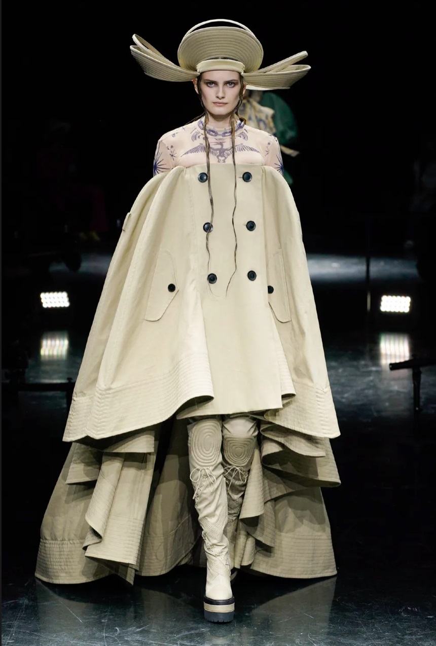 Jean Paul Gaultier và sự trở lại sàn catwalk huy hoàng, ấn tượng