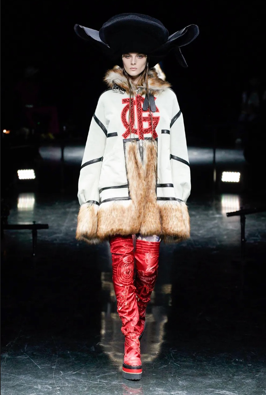 Jean Paul Gaultier và sự trở lại sàn catwalk huy hoàng, ấn tượng