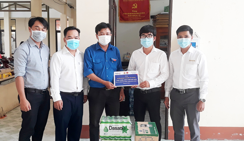 Tặng quà lực lượng tham gia phòng, chống dịch bệnh COVID-19