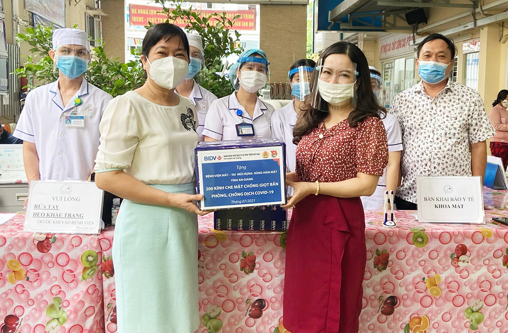 Tặng quà lực lượng tham gia phòng, chống dịch bệnh COVID-19