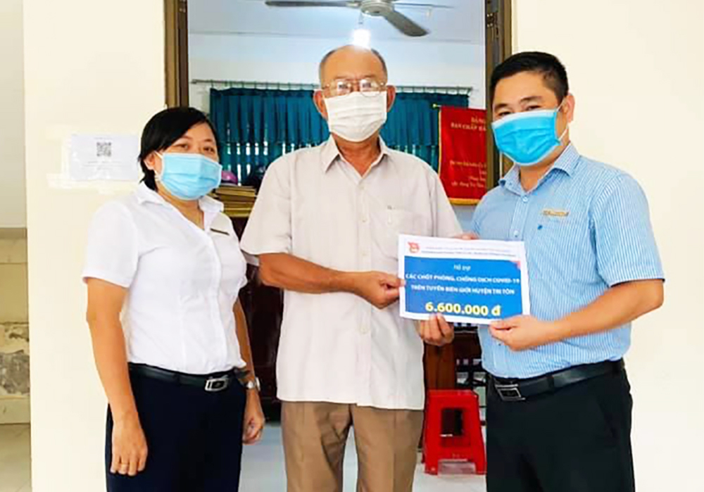 Tặng quà lực lượng tham gia phòng, chống dịch bệnh COVID-19