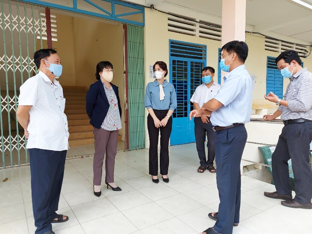 Phó Bí thư Thường trực Huyện ủy Chợ Mới Hà Minh Trang kiểm tra các khu cách ly y tế tập trung