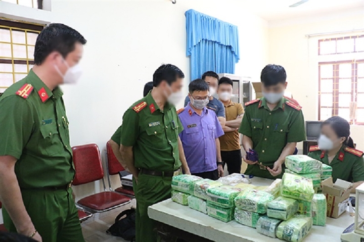Bắt kẻ vận chuyển số lượng lớn ma túy, găm 'hàng nóng' trong người
