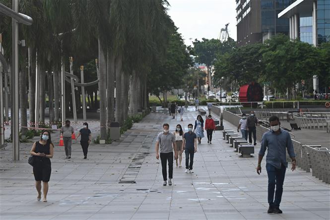 Các quốc gia điều chỉnh chiến lược chống COVID ra sao