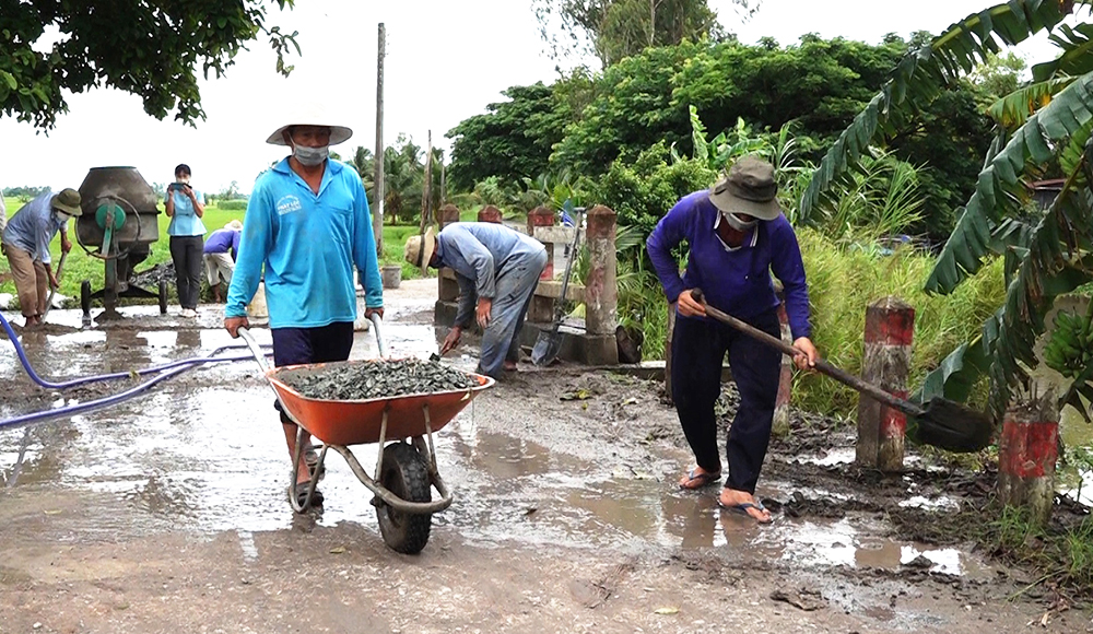 “Biệt đội vá đường” thầm lặng