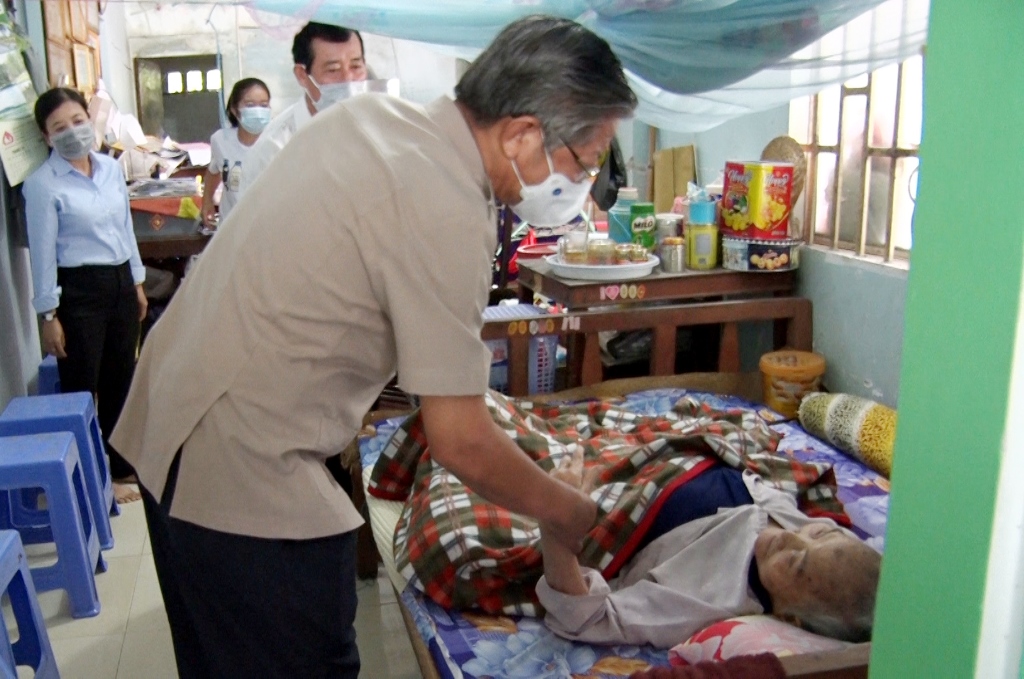 Lãnh đạo huyện Tri Tôn thăm Mẹ Việt Nam Anh hùng và Anh hùng lực lượng vũ trang nhân dân