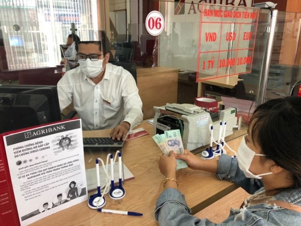 Hỗ trợ khách hàng bị ảnh hưởng dịch: Ngân hàng vào cuộc giảm lãi suất