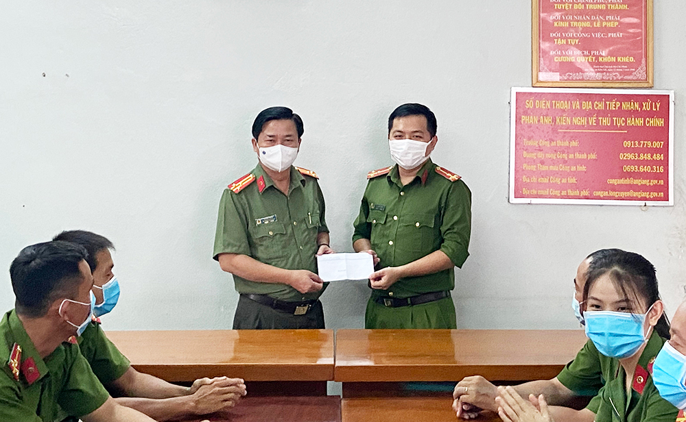 Khen thưởng cán bộ Công an phường Mỹ Thạnh kịp thời đưa sản phụ đi sanh